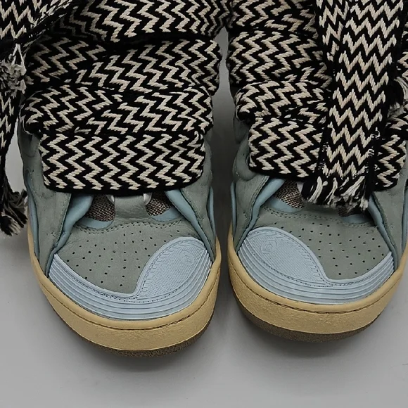 Stylish High-Top Sneakers with Bold Laces USED 1X